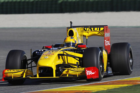 Robert Kubica under den første test i Renault R30 raceren.